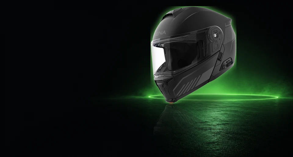 Sena Specter Premium-Klapphelm P/J mit integriertem Mesh 3.0 Intercom Headset und LED Bremslicht – Produktfoto, Hintergrund mit KI erstellt.