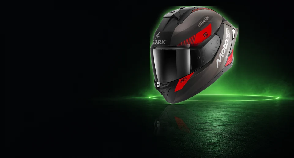 Shark Skwal Cup Integralhelm ECE 22.06 mit Sonnenblende und Pinlock – Produktfoto, Hintergrund mit KI erstellt.